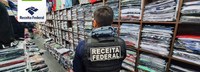 Receita Federal deflagra operação de combate à venda de roupas e acessórios falsificados na capital paulista.