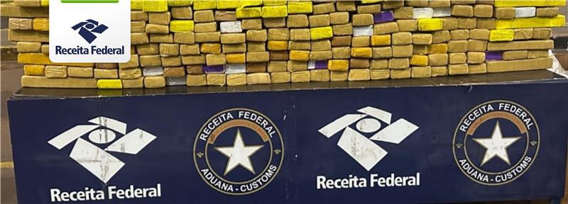 Droga foi encontrada durante fiscalização de rotina em van paraguaia