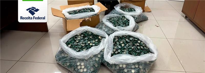 Foram encontradas aproximadamente 50 mil tampas de garrafa com logotipo de uma conhecida marca de cerveja.