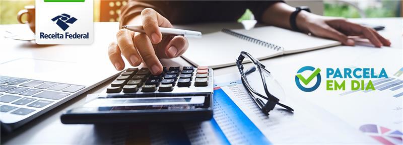 Iniciativa tem como objetivo orientar os contribuintes, prevenir a exclusão de programas de parcelamento e incentivar a manutenção da regularidade fiscal.