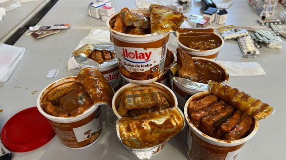 Potes de doce de leite com medicamentos apreendidos.