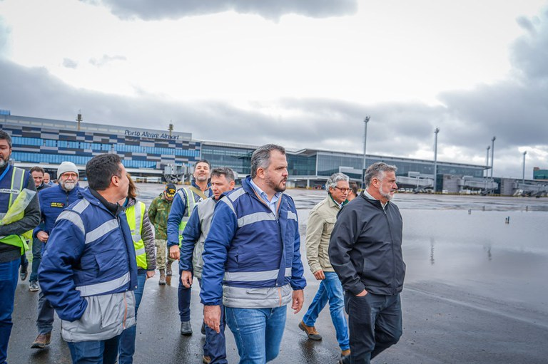 Ministro Paulo Pimenta no aeroporto Salgado Filho