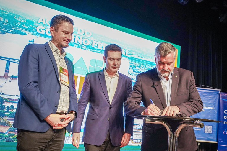Os ministros Paulo Pimenta (Apoio à Reconstrução do RS) e Jader Filho (Cidades)