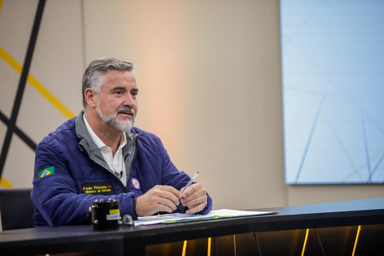 ministro Paulo Pimenta durante entrevista ao programa Conversas Cruzadas