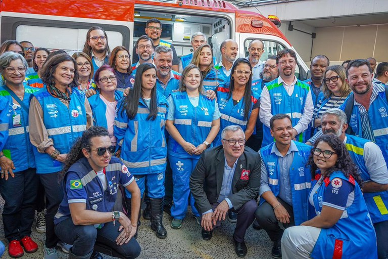 Os ministros Paulo Pimenta e e Nísia Trindade ao lado de integrantes da Força Nacional do SUS