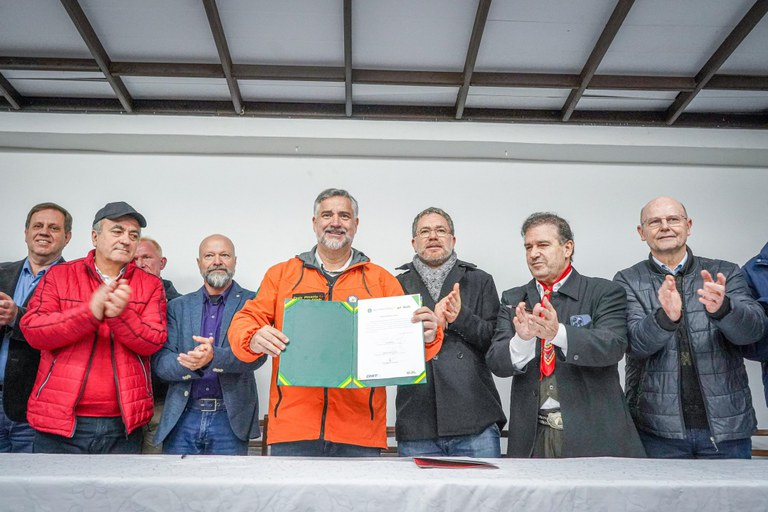 O ministro Paulo Pimenta durante a assinatura da ordem de serviço para início da duplicação da rodovia