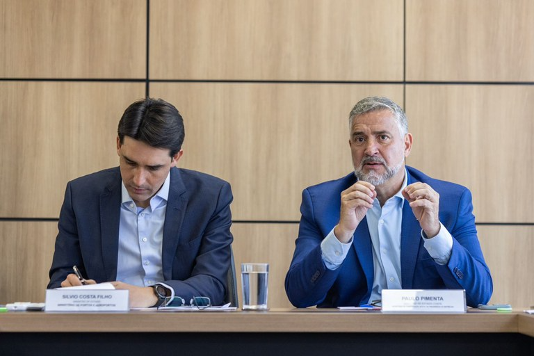 Os ministros Silvio Costa Filho (Portos e Aeroportos) e Paulo Pimenta (Secretaria de Comunicação da Presidência) durante o anúncio