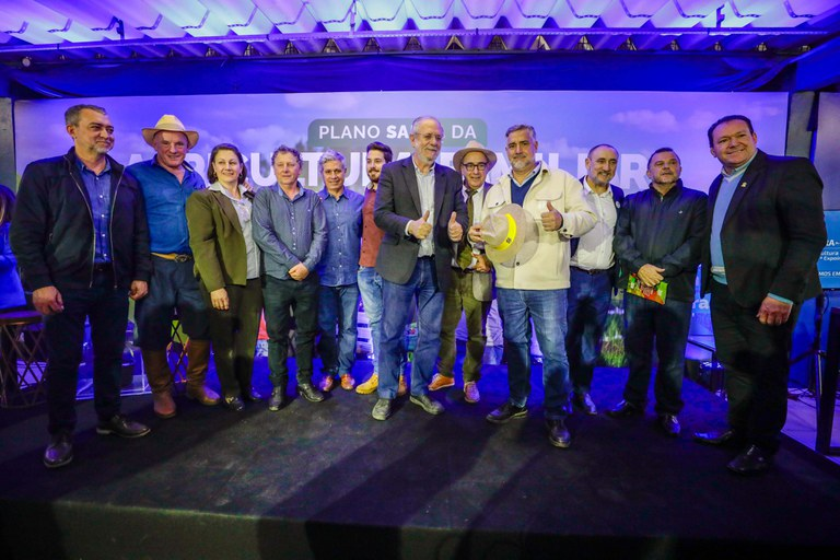 Ministros Paulo Teixeira, Paulo Pimenta e autoridades no lançamento do Plano Safra da Agricultura familiar 2024/2025 no RS