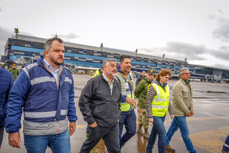 O ministro Paulo Pimenta acompanhou as discussões e ações para retomada do principal aeroporto do estado.