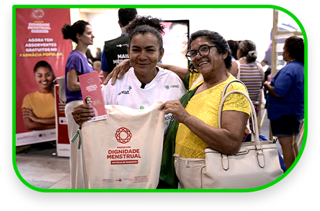 Pessoas tendo acesso a oferta inédida e gratuita de absorventes pelo Farmácia popular