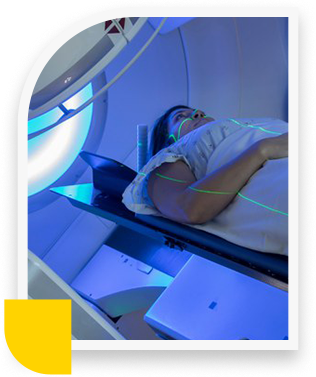 Mulher fazendo exame de ressonância