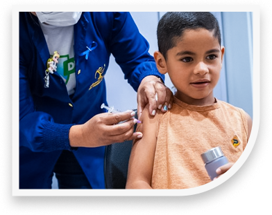 Criança sendo vacinada