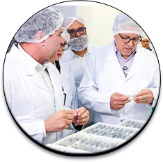 Fotografia de profissionais de saúde em laboratório analisando produção de insulina