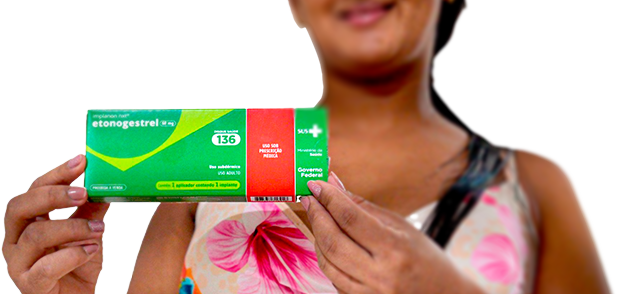 Mulher segurando caixa de Implanon