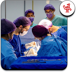 Equipe médica realizando transplante