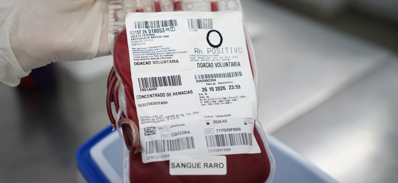 Parceria entre o SUS e as companhias aéreas agiliza o envio de bolsas de sangue raro entre estados. Este é o segundo transporte realizado na cabine de uma aeronave comercial