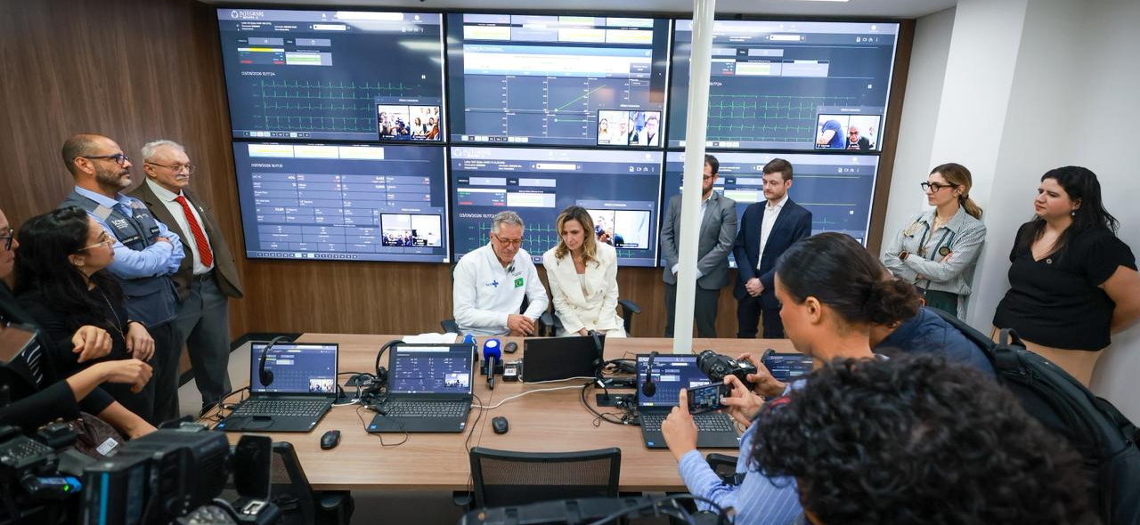 A unidade conecta dados vitais de seis UTIs Inteligentes em todo o país, permitindo um cuidado mais rápido e preciso. O ministro Padilha também explicou como atuará a Organização Social que apoiará a Rede de Serviços Inteligentes
