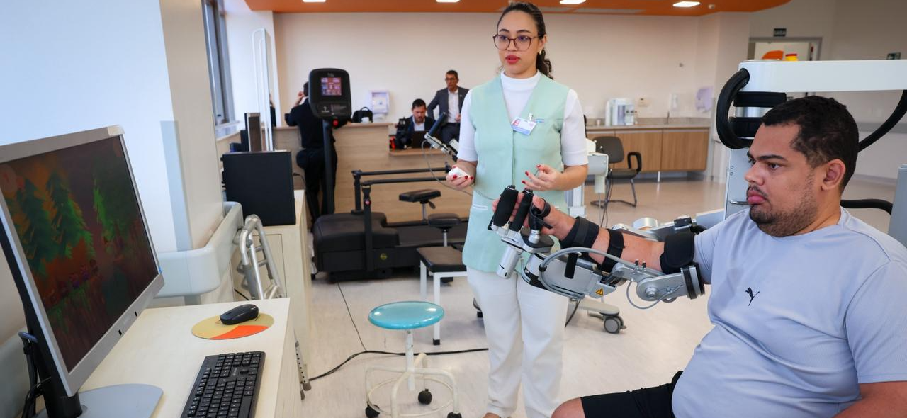 Serviço articula atendimentos ambulatoriais, terapias multiproﬁssionais, internação com assistência 24 horas em 18 leitos e suporte cirúrgico, permitindo acompanhar o paciente em diferentes etapas do processo de recuperação e reduzir a fragmentação do cuidado