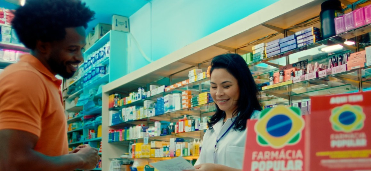 Programa oferece gratuitamente de 41 itens, entre medicamentos, fraldas geriátricas e absorventes. Economia estimada equivale a 5,4 salários mínimos