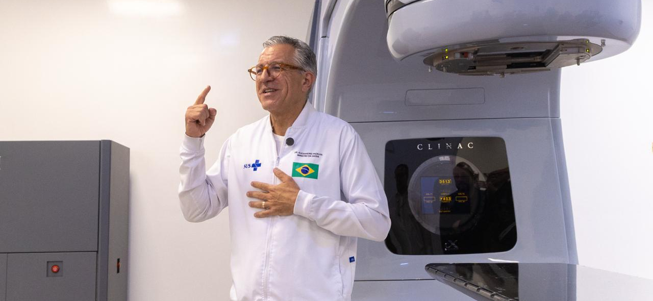 Acelerador linear instalado em Pariquera-Açu (SP) vai garantir acesso à radioterapia a pacientes de 15 municípios e reduzir deslocamentos para grandes centros de tratamento; região também passa a contar com novos veículos do SAMU 192