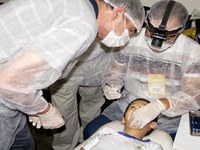 Dentistas fazem treinamento prático em curso de capacitação
