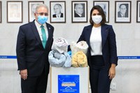 Queiroga entrega para primeira-dama cobertores arrecadados em campanha do agasalho