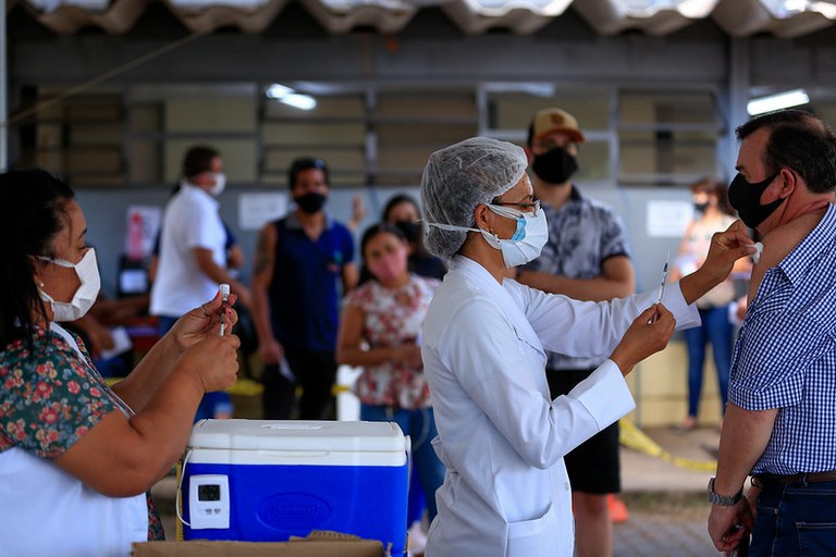 Brasil registra menor média móvel de mortes por Covid-19 desde final do ano passado