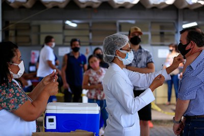 Brasil registra menor média móvel de mortes por Covid-19 desde final do ano passado