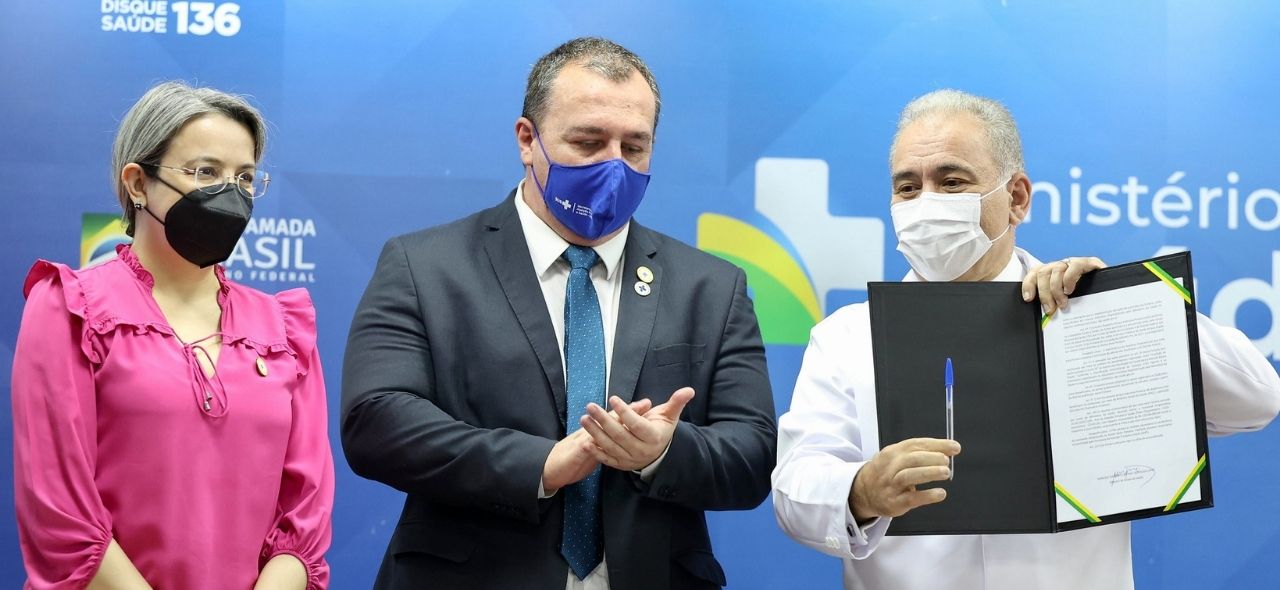 ministro-mostrando-assinatura