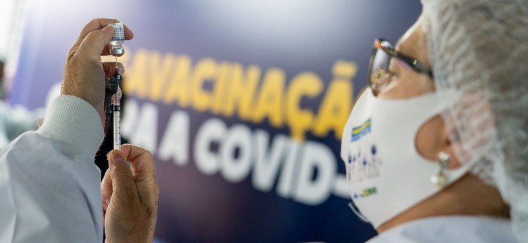 profissional-saude-com-vacina-covid-19