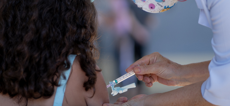 vacina-covid-19 sendo aplicada em crianca.png