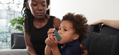 criança usando inalador.jpg