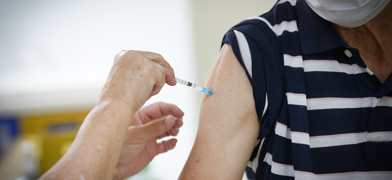 O ministro da Saúde, Marcelo Queiroga, participa de vacinação na cidade satélite do Guará.jpg
