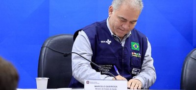 Ministro assinando novo modelo de auditoria