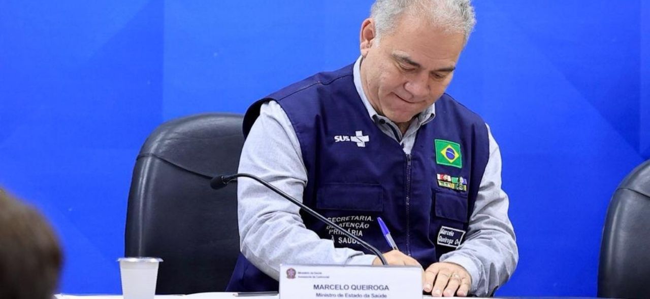 Ministro assinando novo modelo de auditoria