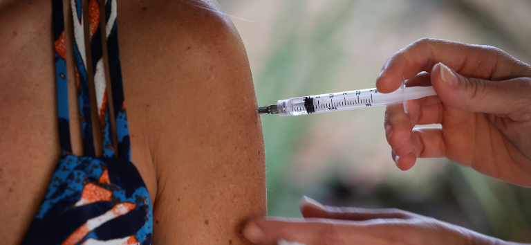 Vacina bivalente exige refrigeração diferenciada; entenda a distribuição de doses aos estados e municípios