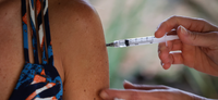 Vacina bivalente exige refrigeração diferenciada; entenda a distribuição de doses aos estados e municípios