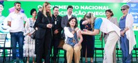 Nísia Trindade recebe vacina contra a gripe e reforça necessidade de a população se imunizar