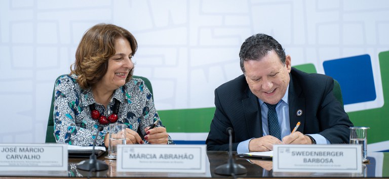 reitora e secretário.jpg