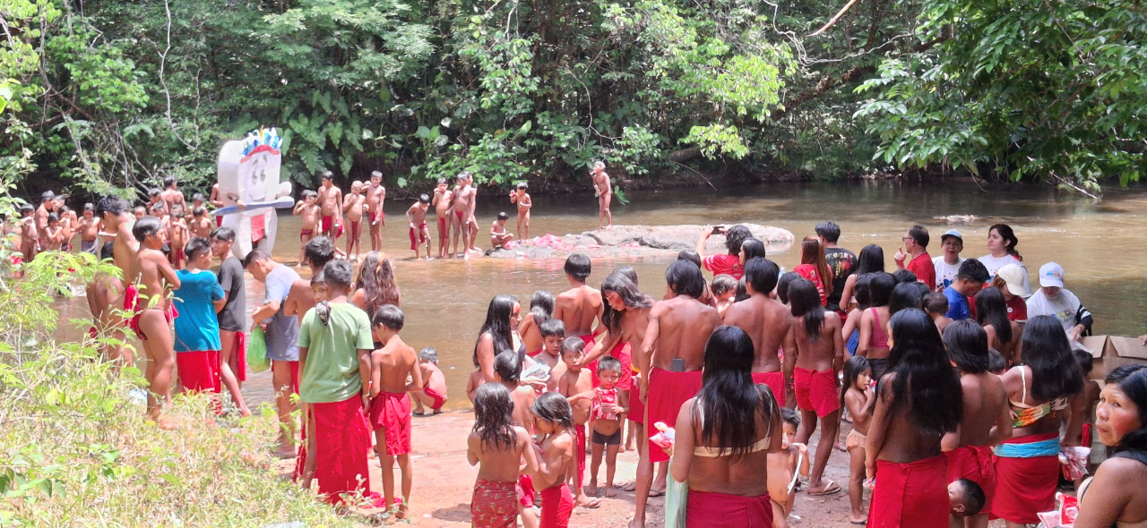 escovação no rio Indígenas Wajãpi.jpg