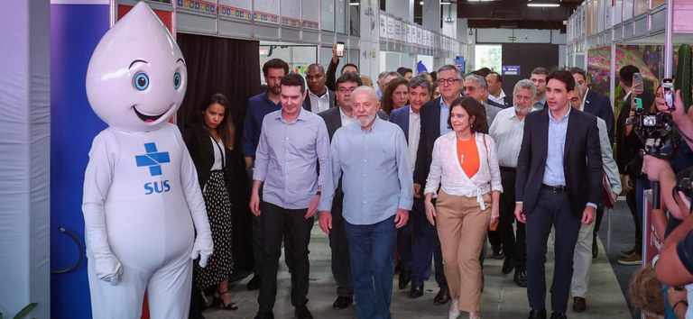 lula e mini caravana piauí.jpg