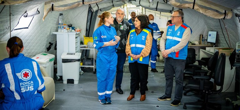 ministra visita hospital de campanha.jpg