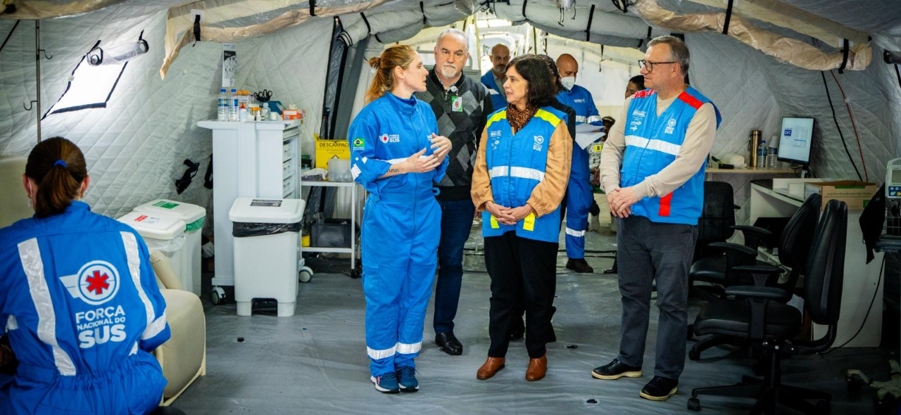 ministra visita hospital de campanha.jpg