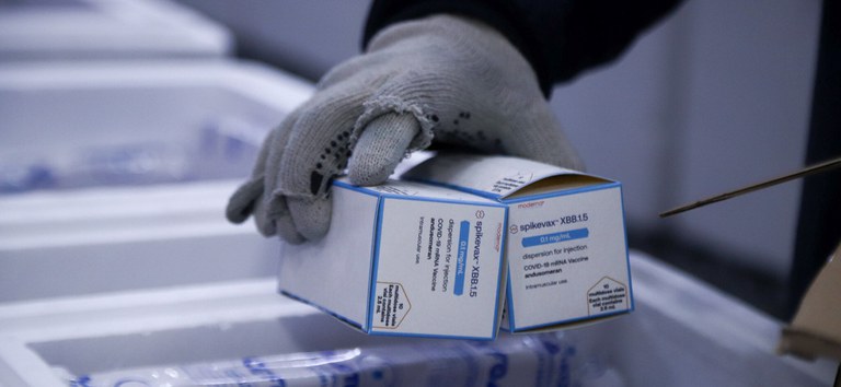 vacina spikevax covid caixa.jpg