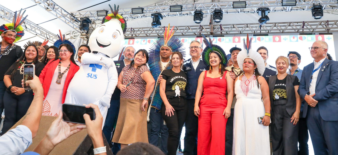 vacinação acampamento indígena.jpg