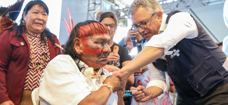 ministro vacina indígena acampamento.jpg