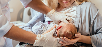 Mãe amamentando filho