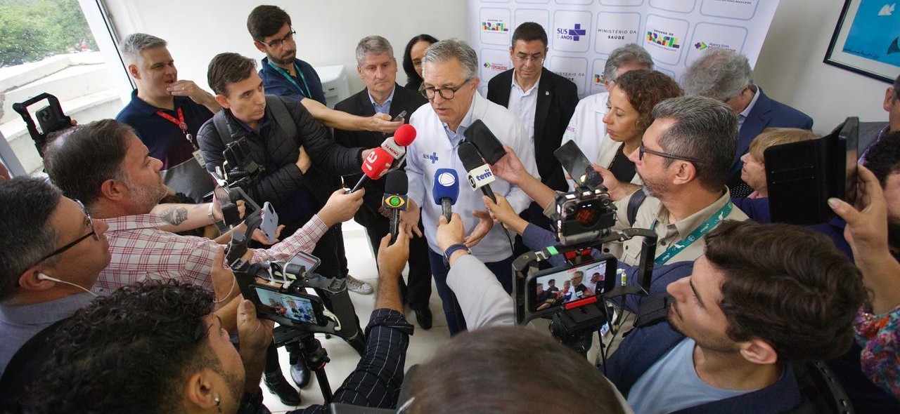 Com produção 100% nacional, vacina de dose única será ofertada exclusivamente pelo SUS a partir de 2026. Terão prioridade trabalhadores da Atenção Primária e adultos mais velhos. Começa por 59 anos e amplia para os mais novos conforme a produção