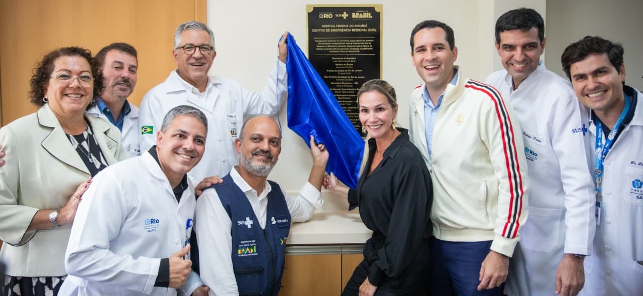 Foram investidos mais de R$ 910 milhões na reestruturação, incluindo a reabertura das emergências e a entrega de um acelerador linear para tratamento oncológico, como parte do Programa Agora Tem Especialistas