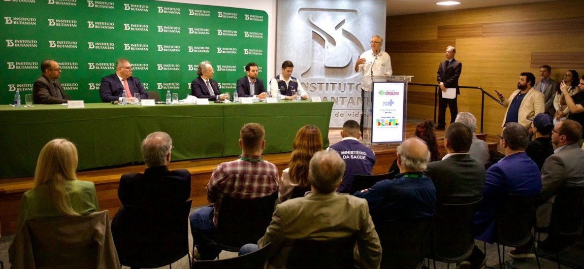 Contrato assinado pelo Ministério da Saúde e o Instituto Butantan garante a chegada das primeiras doses e amplia capacidade de resposta do país no enfrentamento à doença. O investimento inicial é de R$ 368 milhões para as primeiras remessas